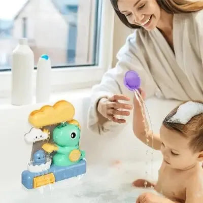 Jouet baignoire avec garçon joue dans l'eau