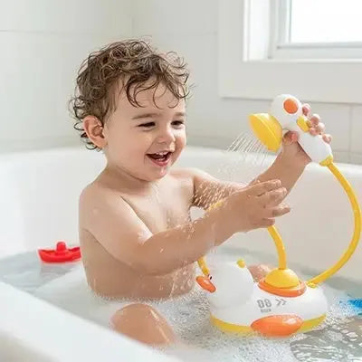 Jouet baignoire avec garçon qui s'arrose