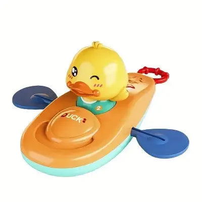 Enfant explore canard flottant coloré dans l'eau joyeuse
