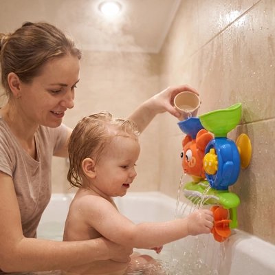 jouet baignoire bebe cascade d'eau bébé joue avec maman
