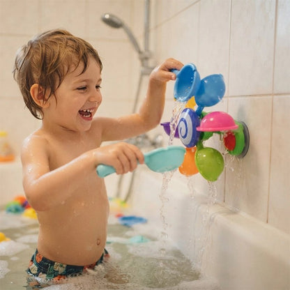 Jouet baignoire bébé en action avec petites pelles
