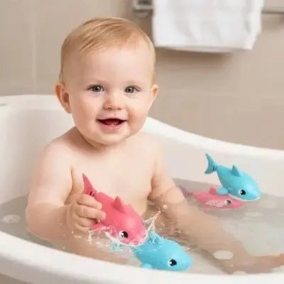 Bébé jouant joyeusement avec figurines marines colorées baignoire.