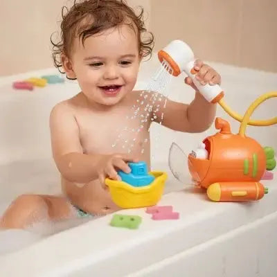 Jouet baignoire bébé, qui arrose ses bateaux