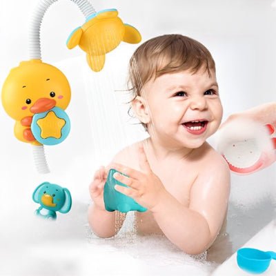 Jouet baignoire pour bebe avec garçon très heureux