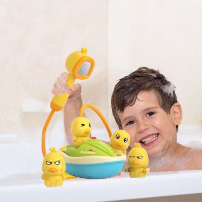 Jouet baignoire bebe​ en action avec garçon dans le bain