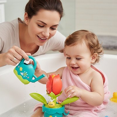 Jouet bain bébé on arrose avec maman - vue en situation