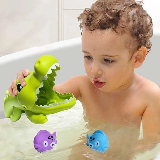 jouet bebe bain crocofish dans baignoire