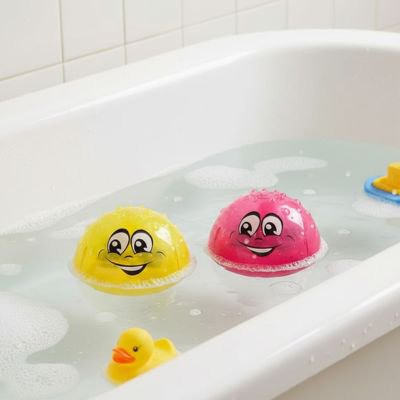 Jouet de bain​ bébé rouge et jaune flottant dans le bain