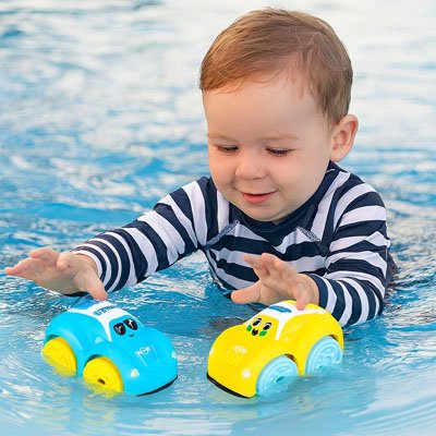 Jouet de bain bébé deux petite voitures à la piscine