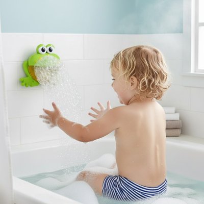 Jouet de bain​ avec garçon qui profite des bulles