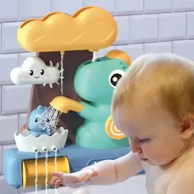 Bébé explore un jouet aquatique mural pour bain interactif