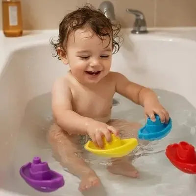 Enfant jouant joyeusement avec bateaux flottants colorés baignoire