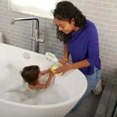 Jouet pour le bain avec ​ bébé enfant qui s'amuse avec maman en situation