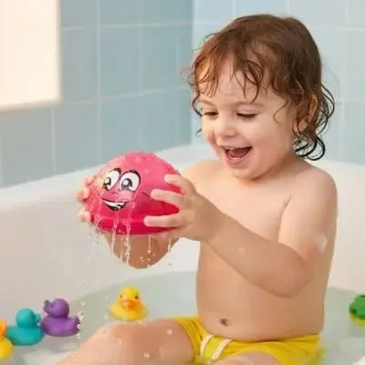 Jouet pour le bain avec ​ bébé jaune dans les mains d'un garçon en situation