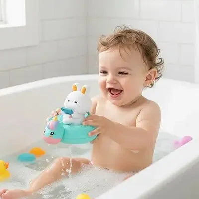 Bébé explore des jouets aquatiques colorés dans la baignoire