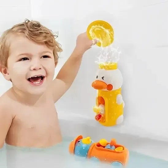 Enfant s'amusant avec un canard éclaboussant dans le bain