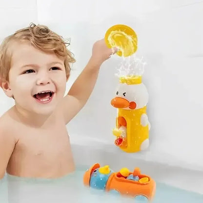 Enfant s'amusant avec un canard éclaboussant dans le bain