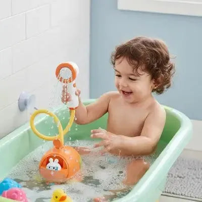 Enfant découvre arrosoir interactif pour moments aquatiques joyeux
