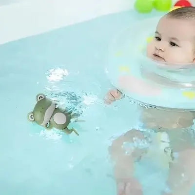 Bébé découvre figurine aquatique flottante pendant le bain quotidien
