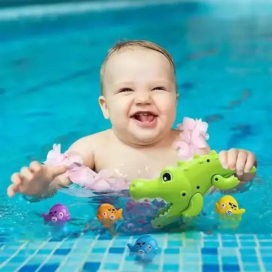 Bébé rit avec animal aquatique flottant ludique.