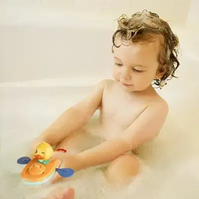 Enfant explore jouet flottant interactif dans baignoire blanche