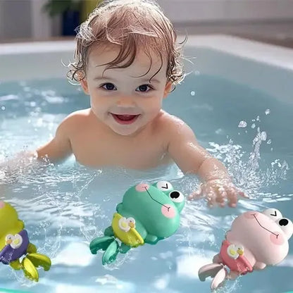 Enfant découvrant animaux flottants amusants dans la baignoire