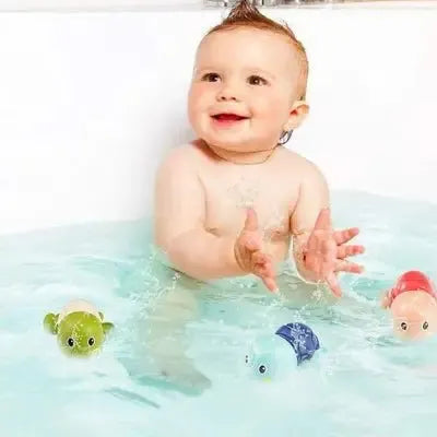 Bébé s'amusant avec créatures aquatiques flottantes ludiques