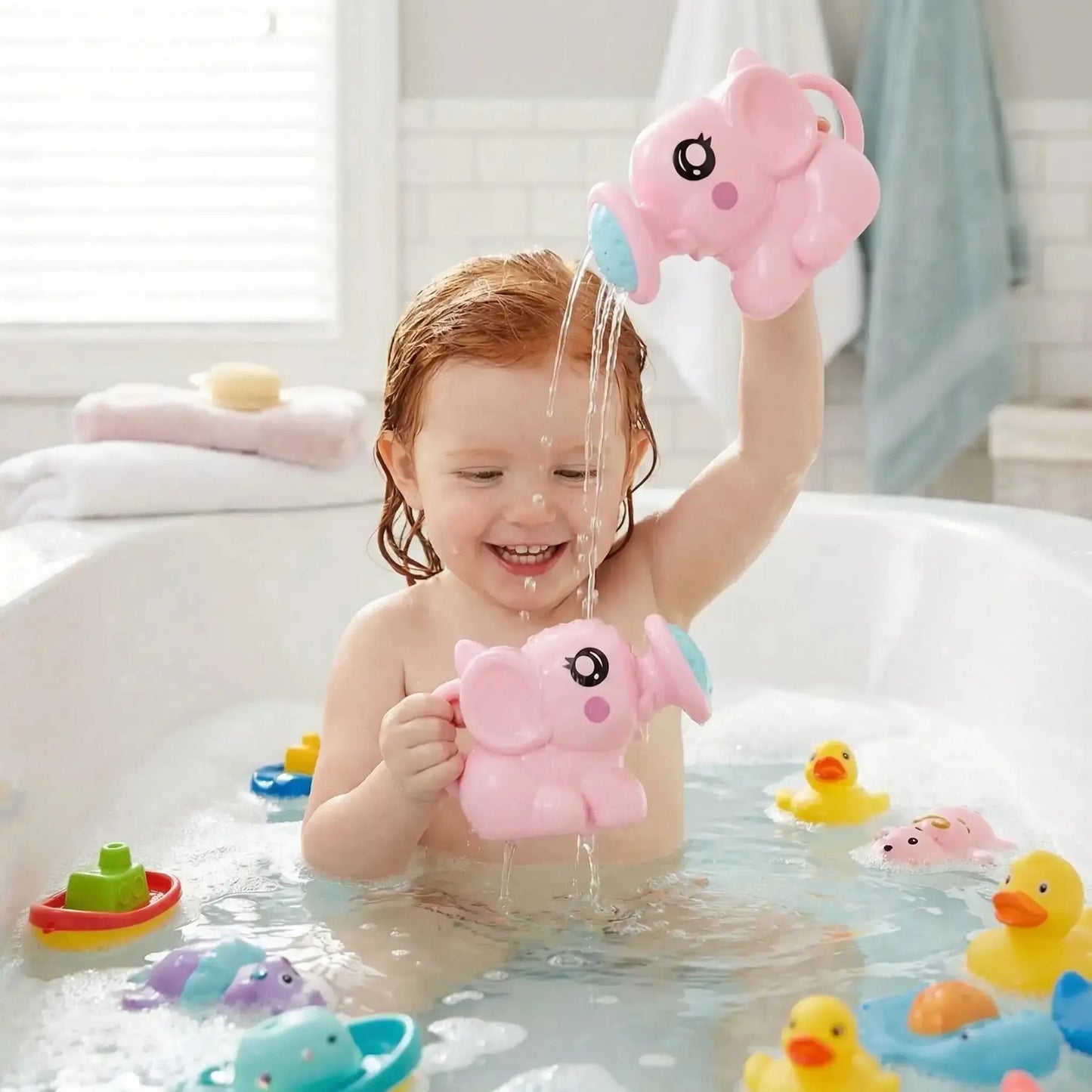 Enfant s'amuse avec arrosoir éléphant rose dans l'eau