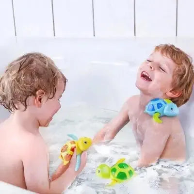 Jouet pour le bain bébé, des jumeaux qui s'amusent en situation