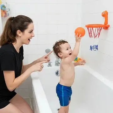 Enfant lance balle orange dans panier de bain amusant