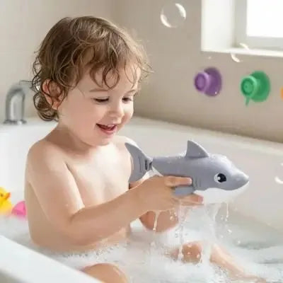 Enfant éclaboussant joyeusement avec figurine requin gris.