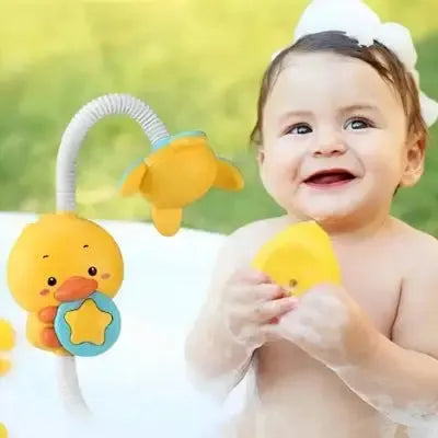 Enfant explore un jeu aquatique vibrant dans la baignoire