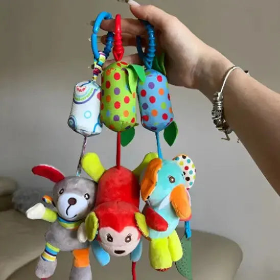 Jouet coloré suspendu, parfait pour stimuler l'éveil.