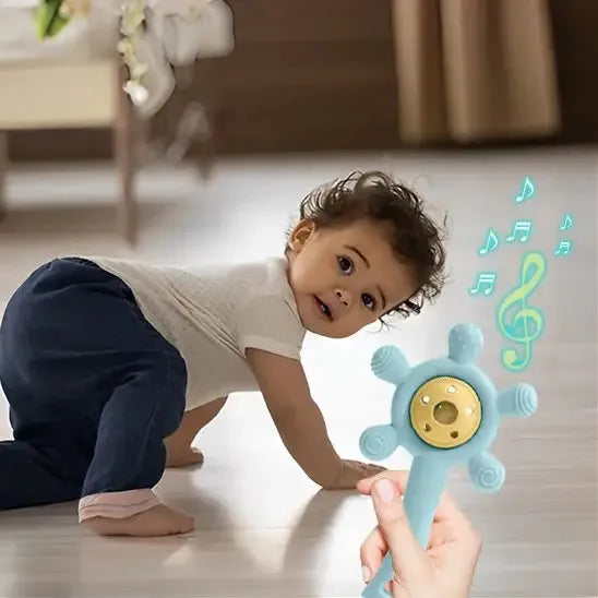Enfant explore avec un jouet sonore vibrant et coloré