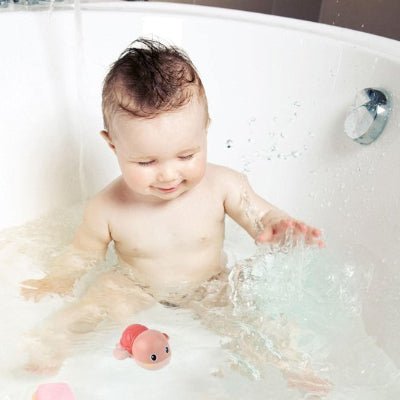 Jouets de bain bebe avec petit garçon dans la baignoire