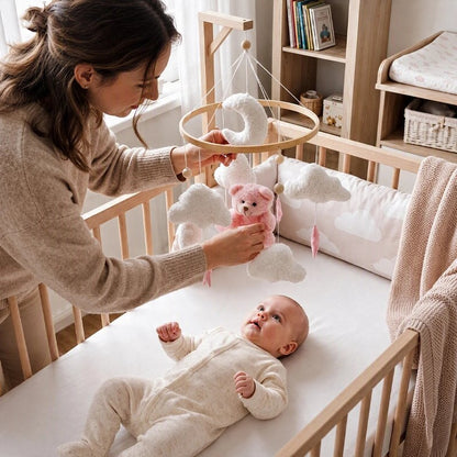 mobile pour lit bébé peluche ourson rose nuages