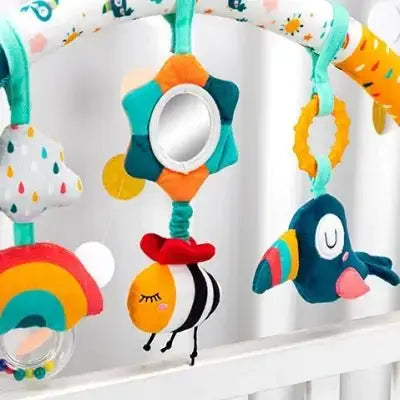 Jouets suspendus multicolores pour éveiller bébé en douceur