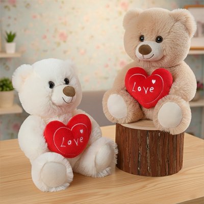 Ours en peluche beige et blanc sur une table