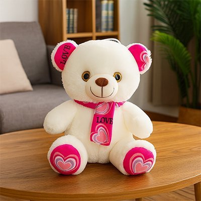 Ours en peluche rose sur une table