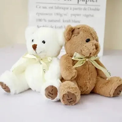 Ours peluche brun et blanc sur une table