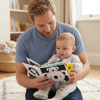 papa regardant livre bebe noir et blanc avec koala