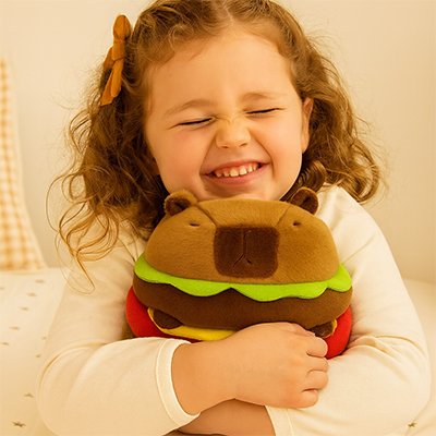 Peluche capybara dans les bras d'une fille