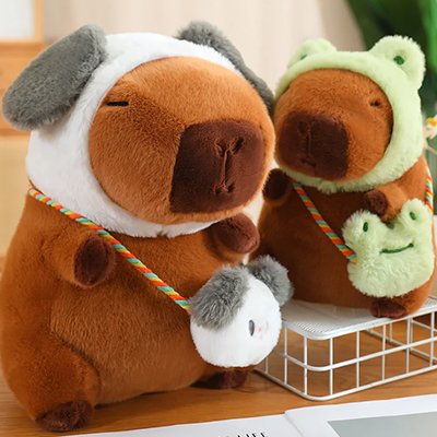 Peluche capybara design chien et grenouille