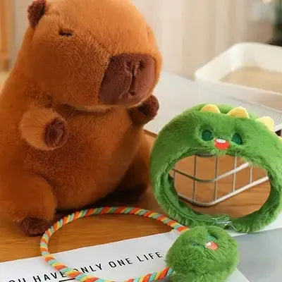 Peluche capybara réaliste en situation de jeu