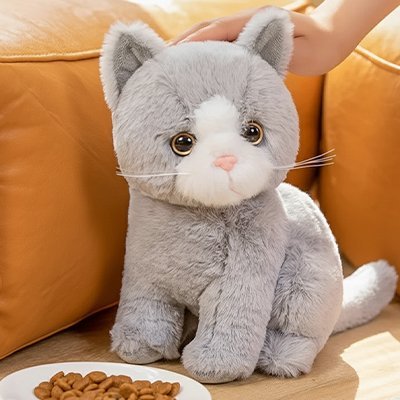 Peluche chat gris sur le canapé