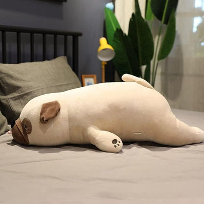 peluche chien de profil sur le lit