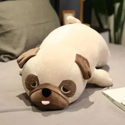 peluche chien mignon allongé sur un lit gris
