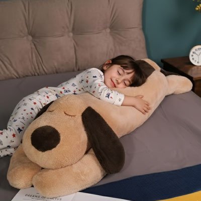 Peluche Chien brun avec jeune fille qui dort