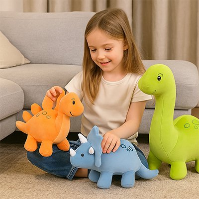 Peluche dinosaure et compagnie avec jeune fille