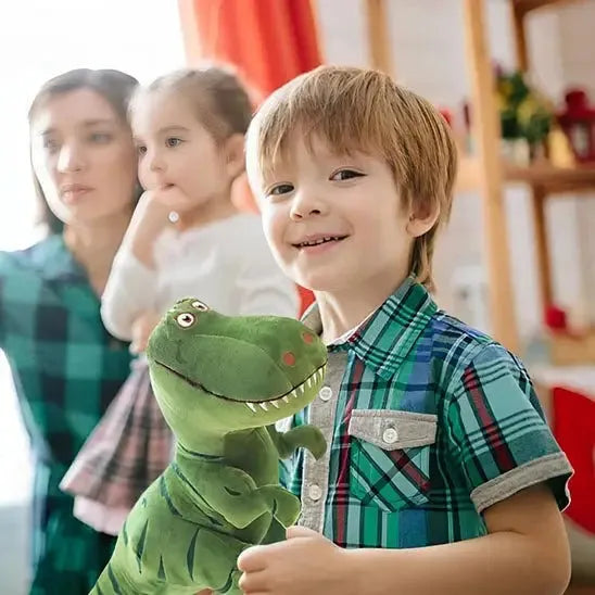 Peluche dinosaure réaliste en situation de jeu